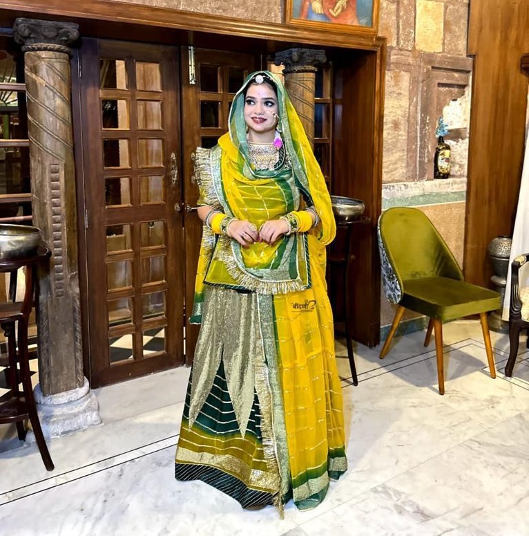 Green Glamour:Organza Poshak Humrahi With Jaal And Boder Work
