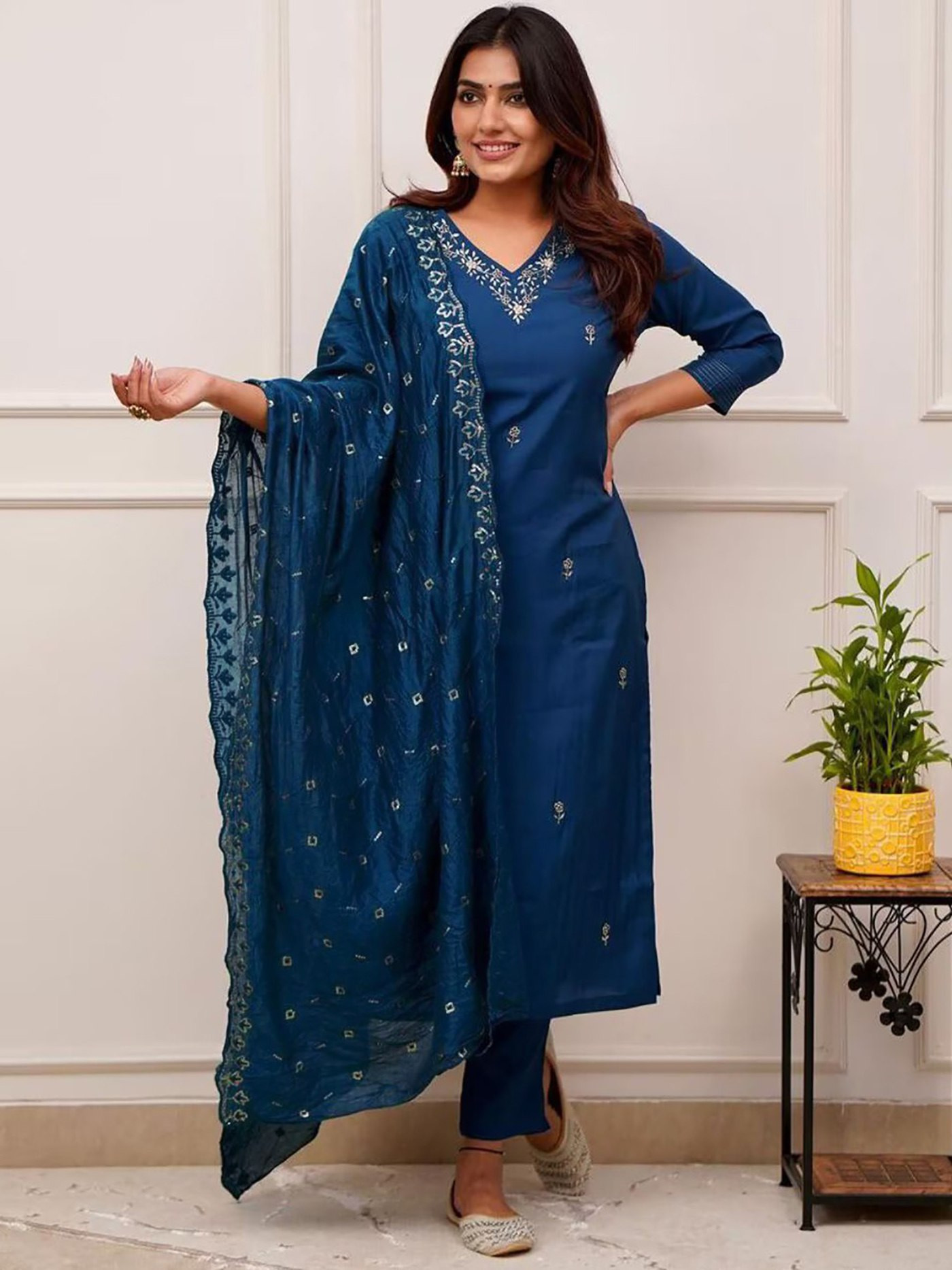 Women’s Embroidered Tesla Kurta Pant Dupatta Set with Vichitra Dupatta – Cerulean Blue