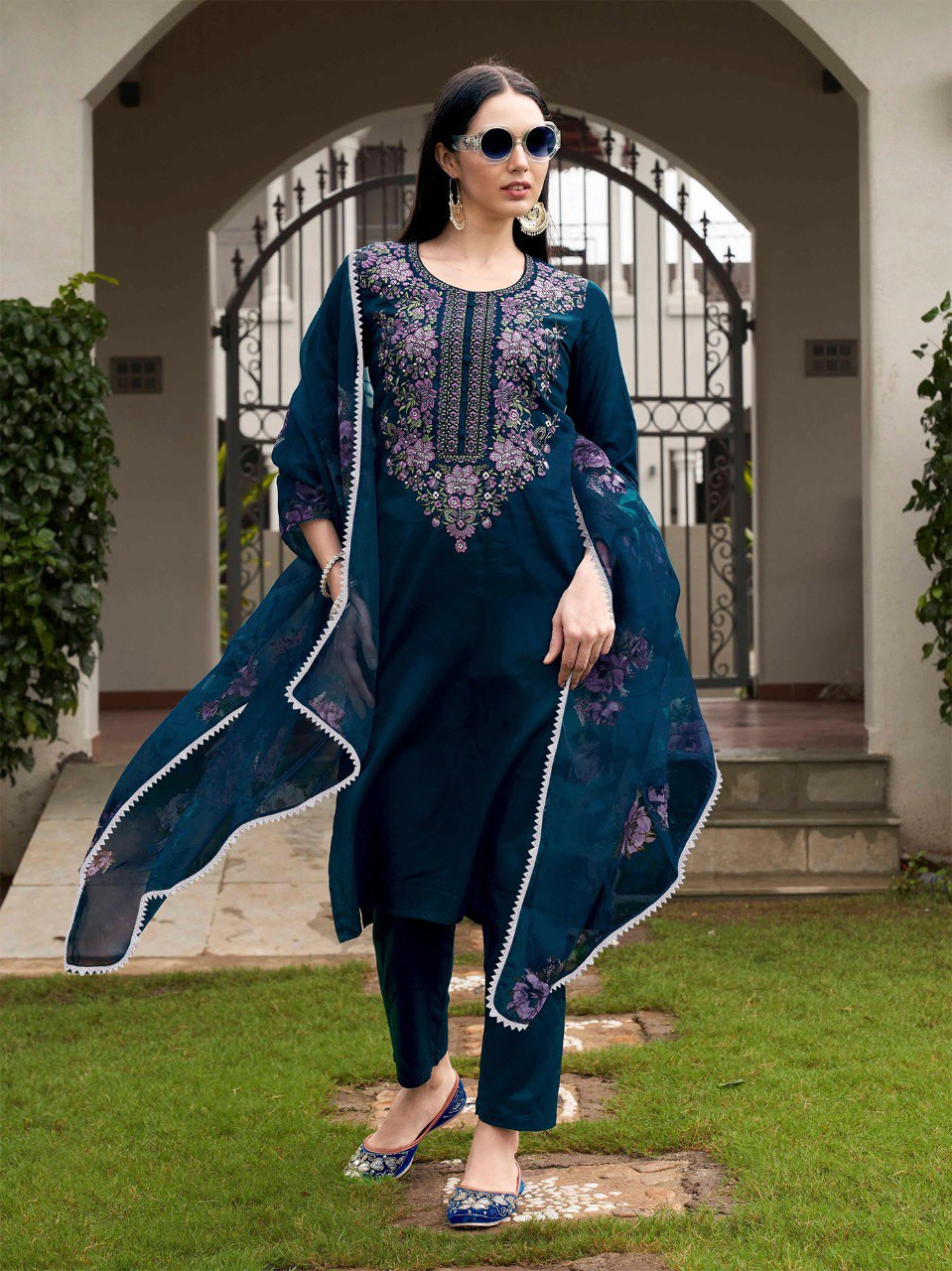 Women’s Embroidered Tesla Kurta Pant with Organza Dupatta Set – Cerulean